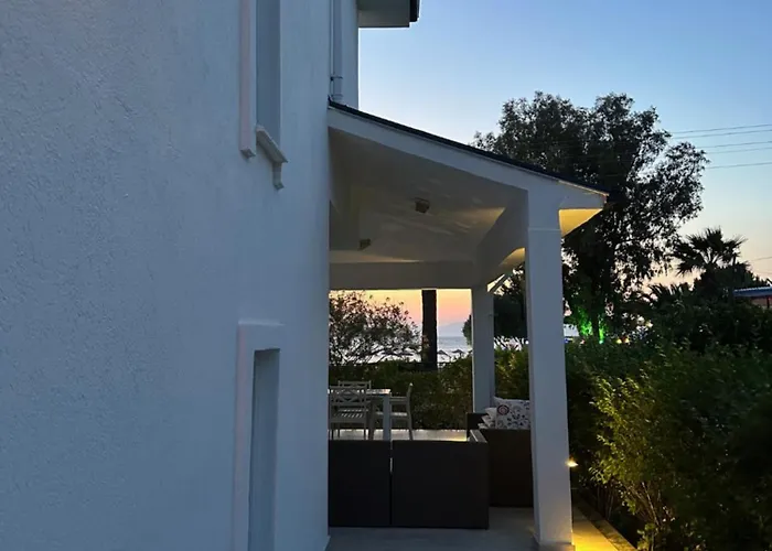 Villa Relaxing By The *